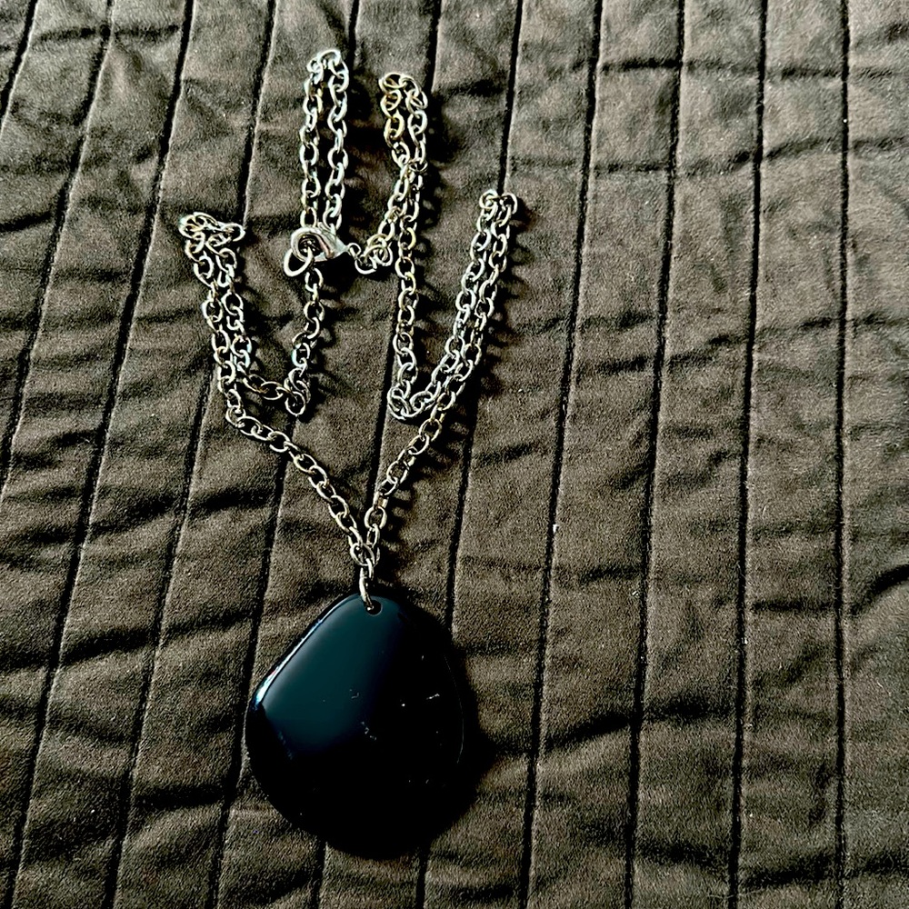 Single glass stone necklace